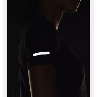 UNDER ARMOUR WOMENS SEAMLESS STRIDE SHORT SLEEVED TEE | BLACK